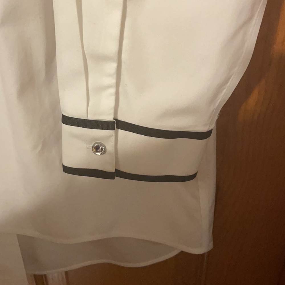 White blouse - Picture 3 of 7